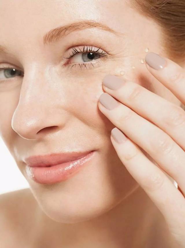 火龙果皮加珍珠粉加蛋清,是最天然的祛除眼袋的方法,比用眼霜还管用.