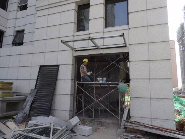 35号楼外保温施工完成,门洞等位置收口.