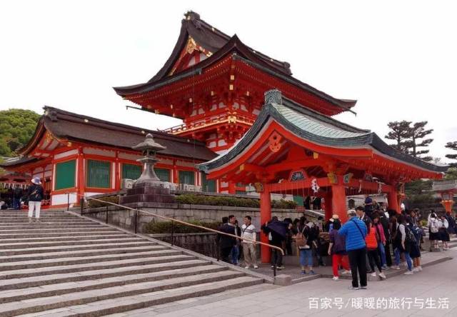 请点击输入图片描述 远远的就看到一座红色牌坊,高高的耸立着.