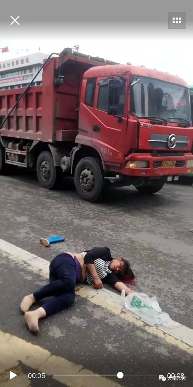 【突发】南部国税局对面摩托与大货车相撞,一女子头部受伤血流不止