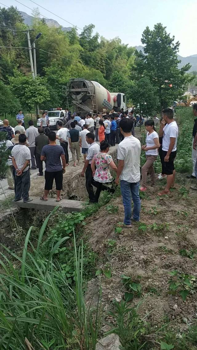 交警已到现场处置,详情交警公布为准(消息来源:印象平江县 大家一定