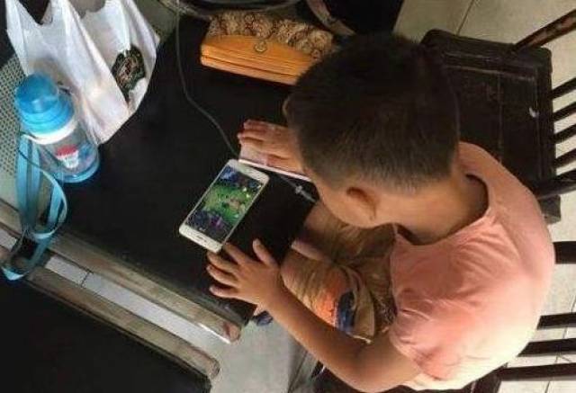 打王者荣耀,如何分辨队友是不是小学生?