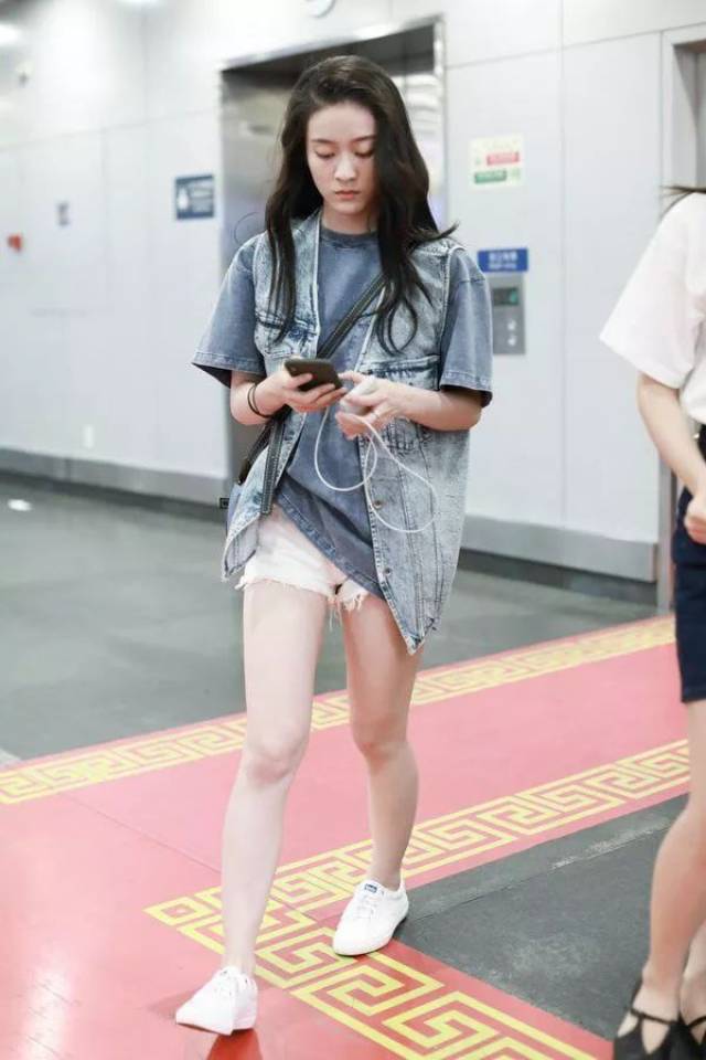 张雪迎腿腿与脸一个色网友白的肉直颤抖