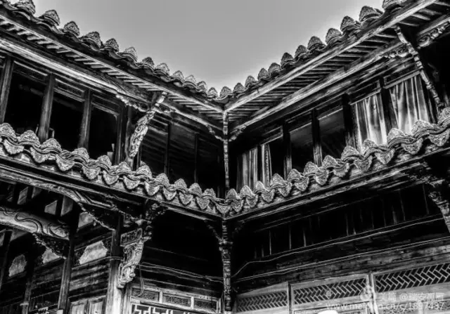 源古村发现一处保存完好的百年古宅,雕梁画栋巧夺天工