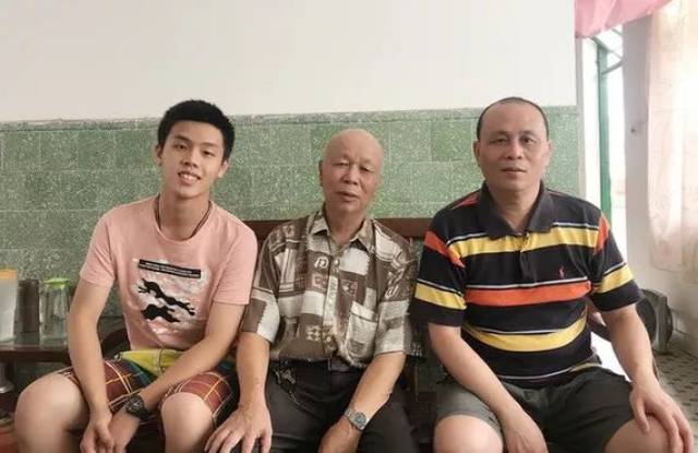 爷爷"30"后李永壮,爸爸"60后"李鹏,儿子"90后"李岑昊是一家三代"华工