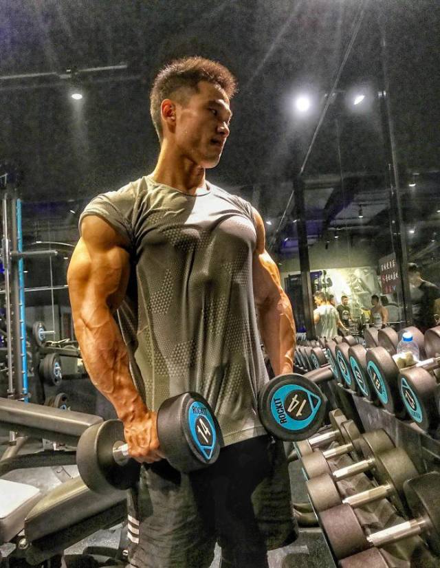 武汉体育学院肌肉学霸,练就一身腱子肉,夺全国阳光教练冠军_手机搜狐