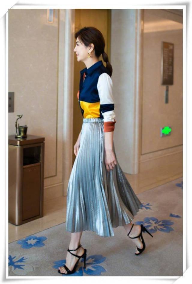 ella逆风翻盘,衬衫搭百褶裙美炸了,但看到她的脚丫我却心疼不已