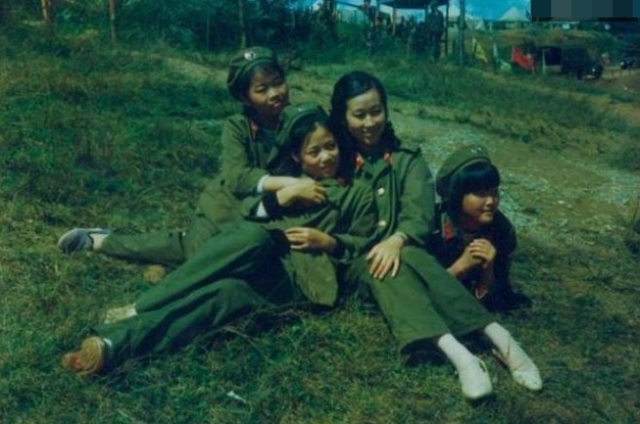 边境反击战第9天,我军攻破越军阵地,女兵营帐场景让人泣不成声
