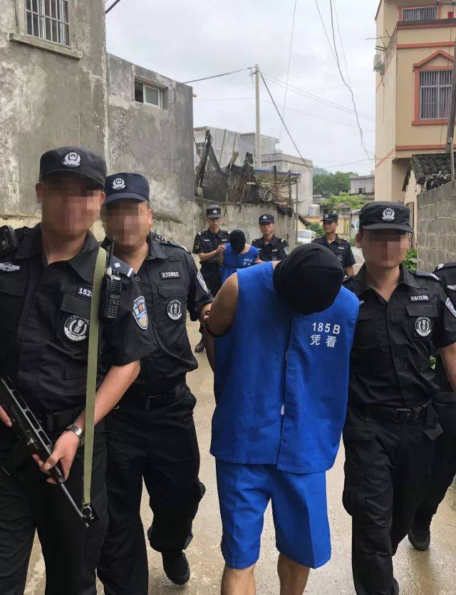 崇左:警方依法押解31名边境贩毒嫌疑人指认涉案现场