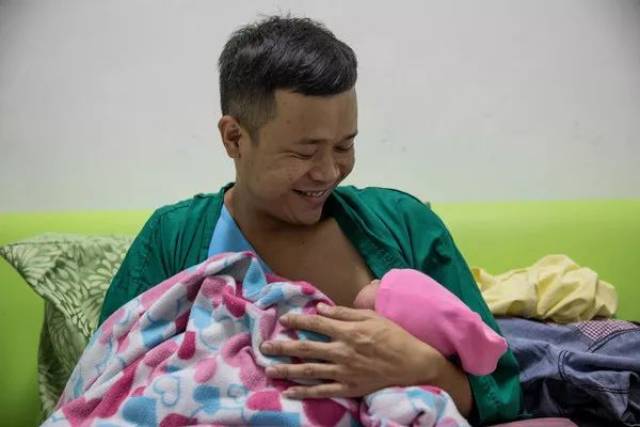 有一种父爱叫:父亲与新生儿!每一张照片都让人感动!