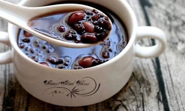 主料:川芎10克,生山楂15克,黑豆25克,粳米50克. 辅料:红糖适量.