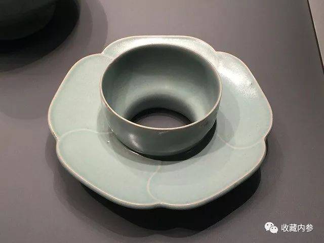 2-2 汝窑青釉葵瓣式盏托