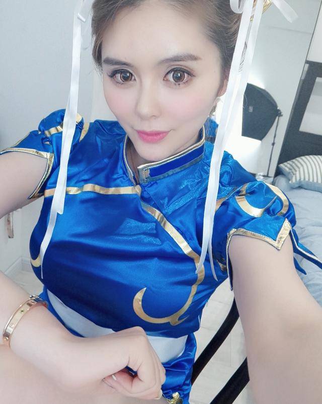 张琪格晒春丽cos照,长腿吸睛,直言:要穿这样去大街上直播