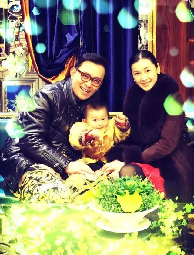 黄海冰全家照,二婚妻子年轻漂亮,儿子帅气,女儿可爱!