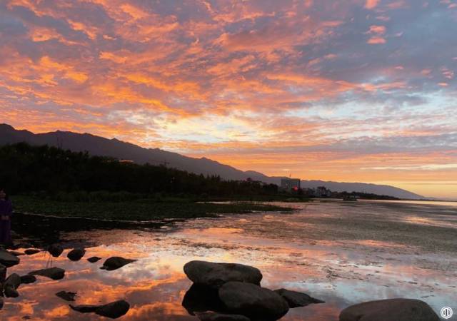 ① 红霞如焰映水明,如油画般泼洒的明艳晚霞.