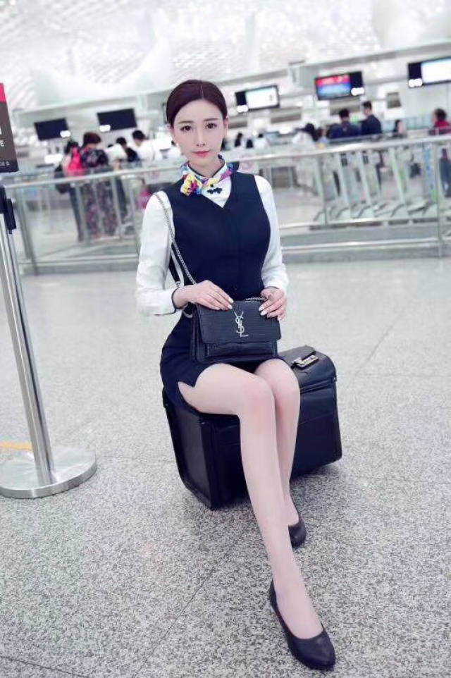 两位清纯长腿大美女空姐,网友:腿长一米!