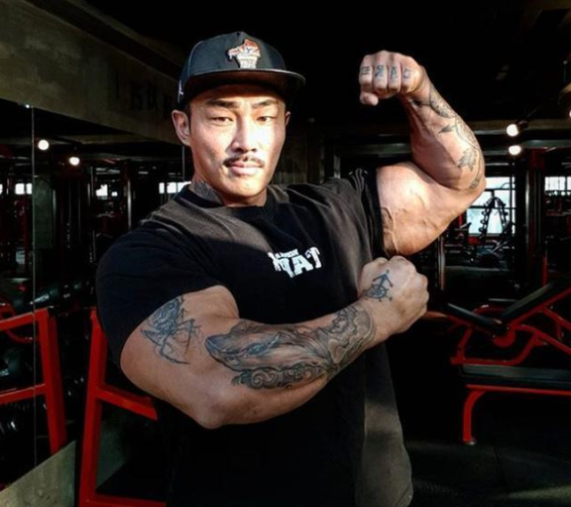 很多人总想起黄哲勋,但这位叫赵南恩的肌肉男,虽名气不及黄哲勋,但他
