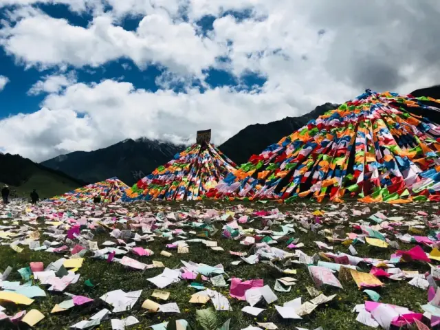 响彻山谷 微黄浑厚的桑烟腾空而起 朝山的人都开始绕着煨桑塔祈福