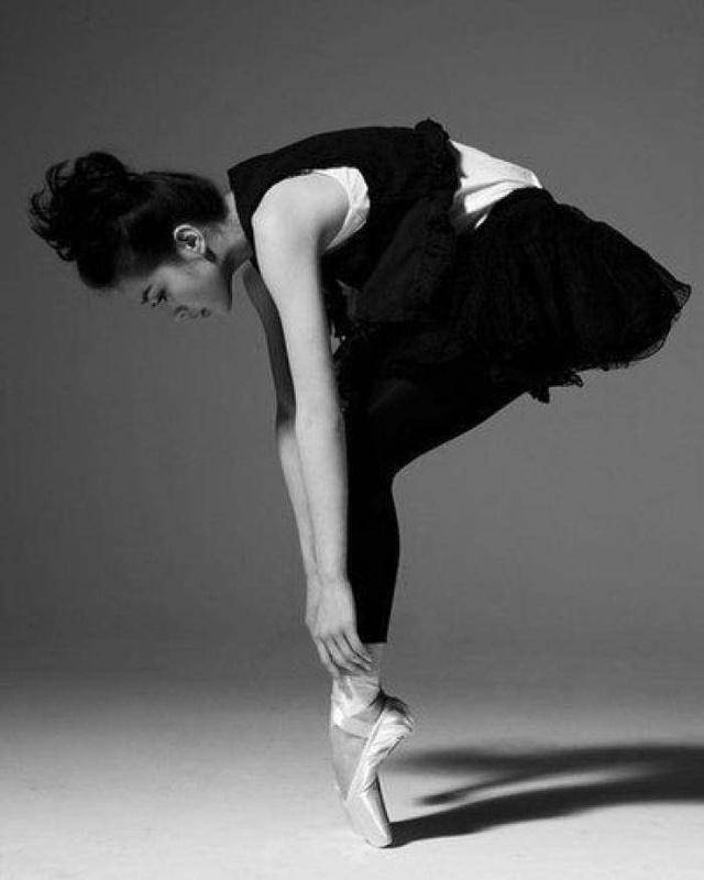 开始学习芭蕾舞,原本只想做一名芭蕾舞老师,却阴差阳错的进入了演艺圈