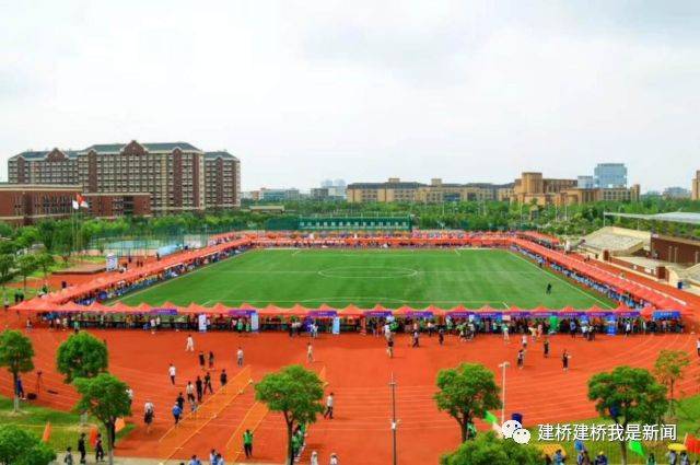 北京航空航天大学,西北大学等高校的介绍展板出现在上海建桥学院的