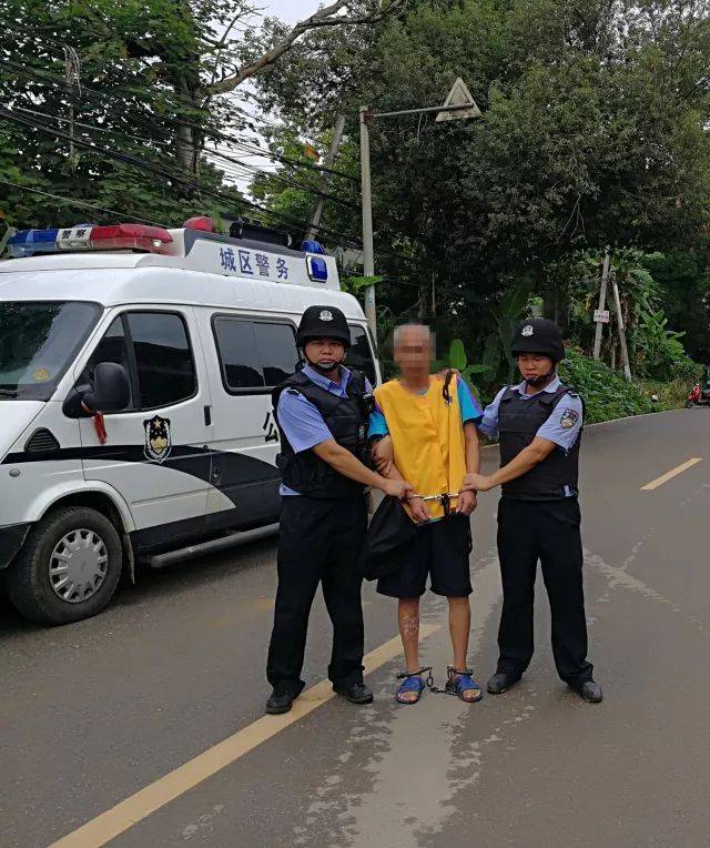 崇左:警方依法押解31名边境贩毒嫌疑人指认涉案现场