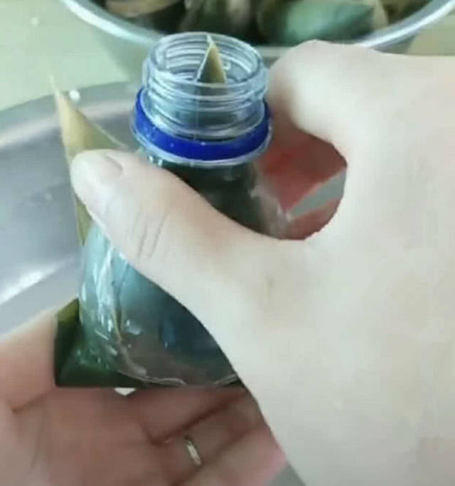 借助矿泉水瓶包粽子,不会包粽子的快学,实在是太简单了