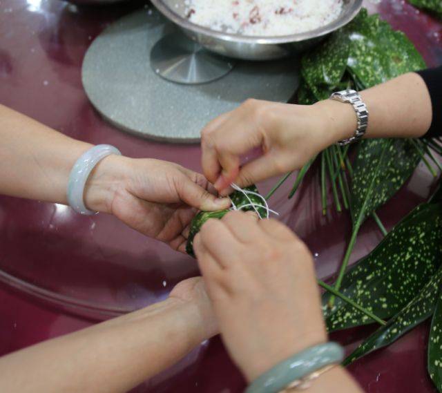 端午节|弥勒供电员工包粽子比赛喜迎节日