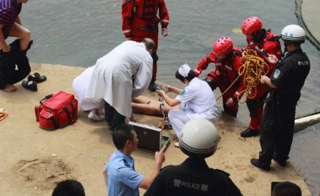 打捞上来后,120急救人员也赶到了现场,对溺水的小孩进行抢救