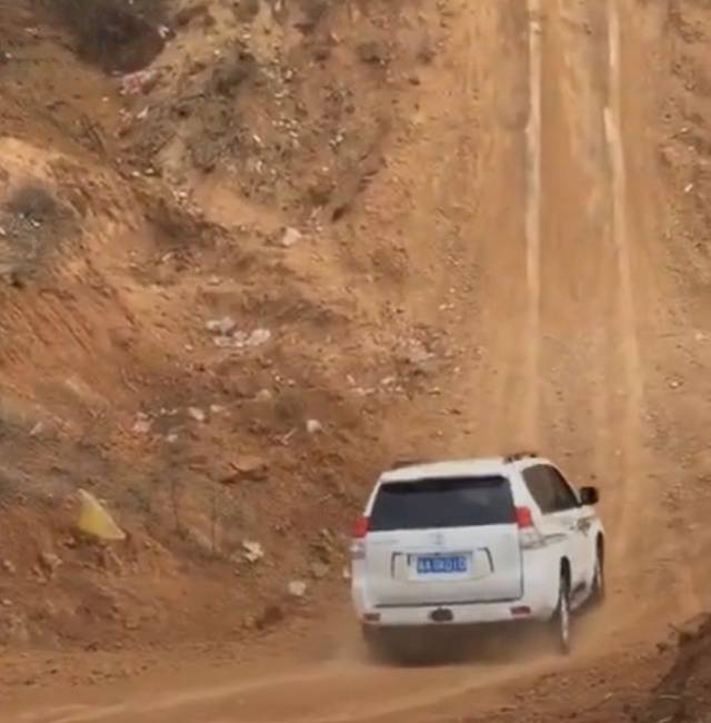 丰田霸道的极限越野近70度斜坡网友很想看看哈弗h9来表演