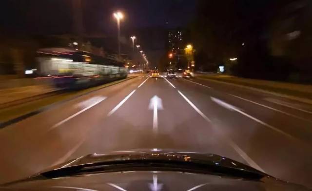 开车比白天危险1,夜晚视野夜晚光线较差,再加上高速路上照明设施不多