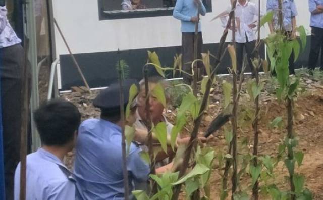 发生了什么?赣州一警察蛋蛋差点被捏碎