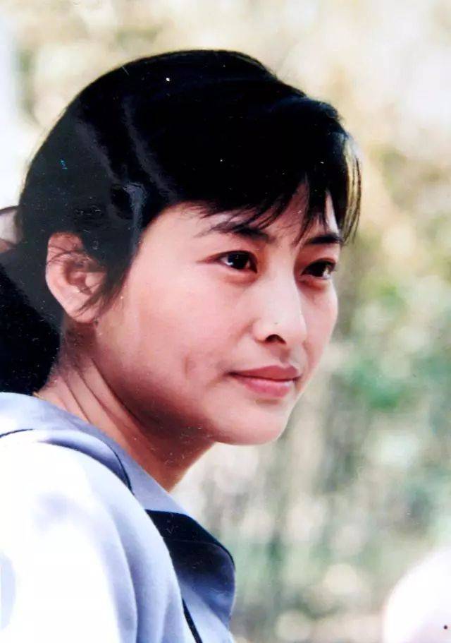 最佳女配许娣年轻素颜照曝光 没有烈焰红唇照样美 比马伊琍气场足