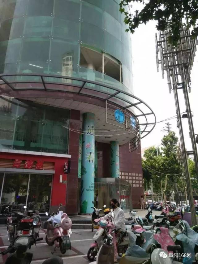 惊悸阜阳华联大厦玻璃坠落差点砸到人有市民说不是头一次