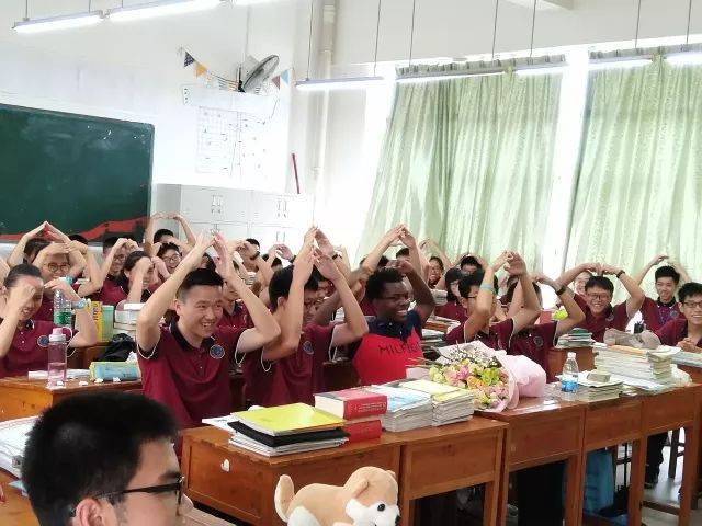 美国虎德高中5名高中生在两名带队老师的带领下走进柳州高级中学,全