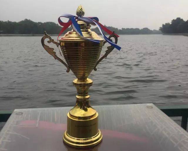 来自中国银行软件中心的梁亮这样说,他已经是龙舟队里的四朝元老,资深