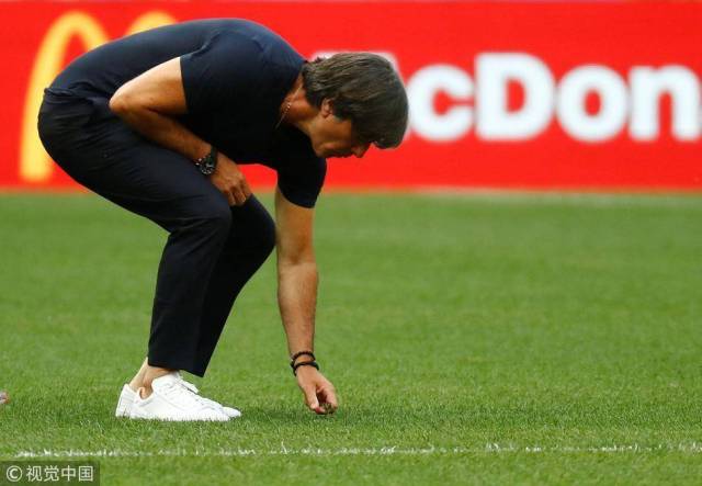 "舌尖上的勒夫":德国主帅从地上捡东西吃?