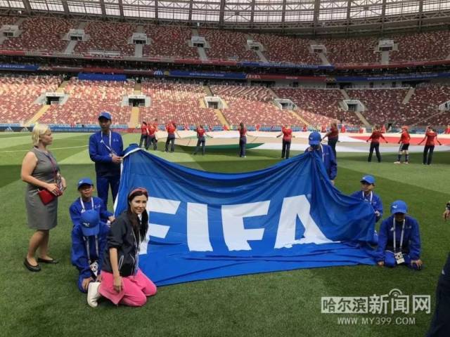 在看世界杯?德墨大战开场仪式护旗手有个冰城