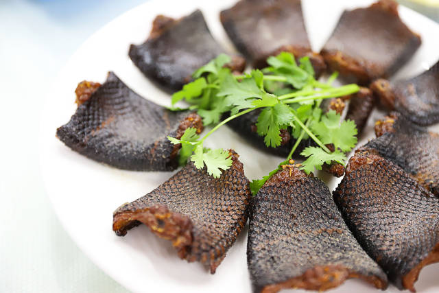 卤蛇段,干香有嚼劲,还有点胡椒的香味.