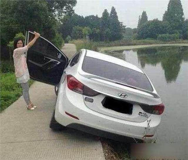 奇葩车祸现场,最后一个也只有女司机能做到!