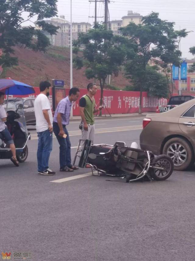 惨!今天宜宾发生5起车祸,2人当场死亡,一小车四脚朝天