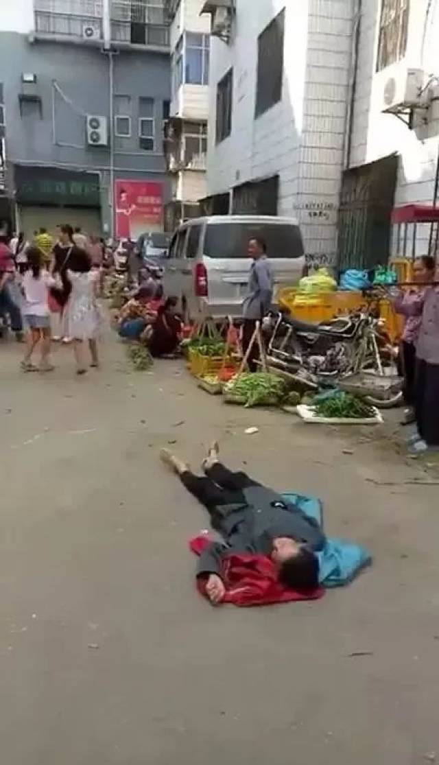 城管打死人了路中央一位老人躺在地上知道真相时太气人