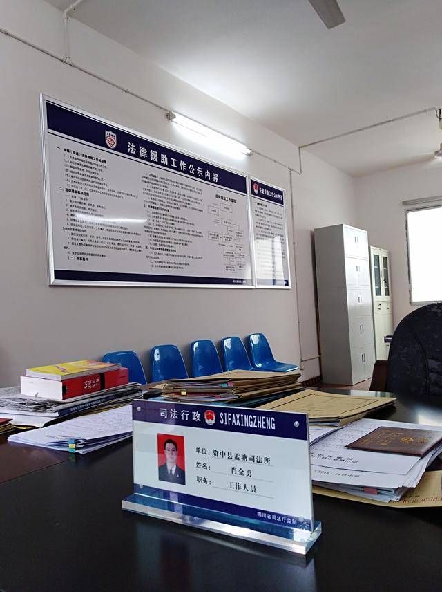 电脑,打印机,电话,照相机,文件档案柜等基本办公设备;办公桌面有桌牌