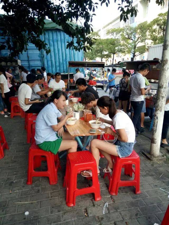 東莞工廠下班的工人,工廠沒有食堂吃飯就在路邊的小攤解決