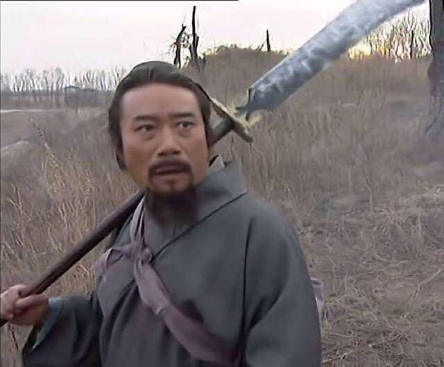 九八水浒传中,李雪健扮演的宋江,为何背着长刀就像扛着锄头