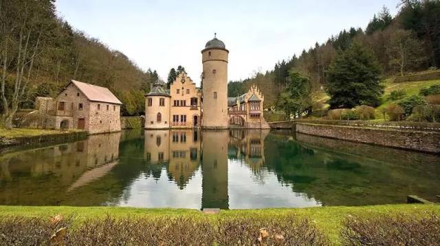 mespelbrunn castle城堡位于spessart森林内,坐落在elsava山谷的