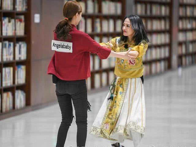 最精彩的当然是"撕名牌"环节,个子比angelababy矮了一大截的张韶涵