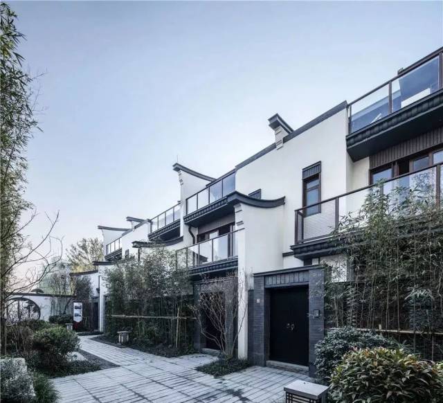 产品为建面146-214㎡叠拼别墅,项目位于增城小楼人家风景区内,距离