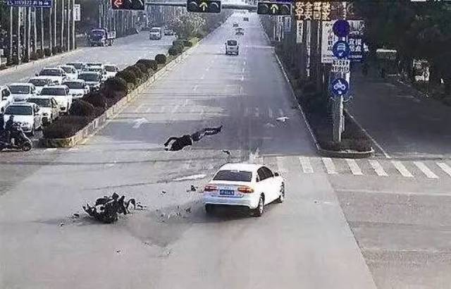 一组车祸动图告诉你,车祸是怎么来的!