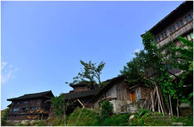 南与大塘乡的高岩,交腊两村接壤,位于雷山县城东部,距离县城20公里,距