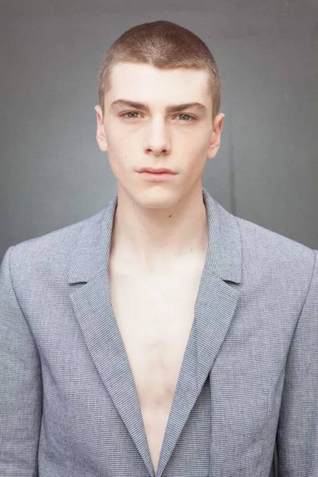 (博主samuel wines) 圆寸则酷感十足, 适合搭配更休闲或前卫的装扮